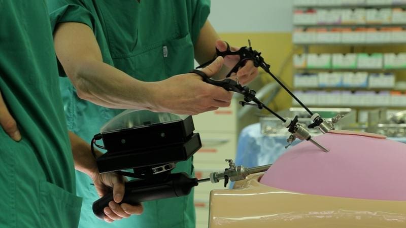 Optical wireless communication (LiFi) ensures robust data transmission from the endoscope to the monitor even under difficult conditions. | Copyright: © Fraunhofer HHI 