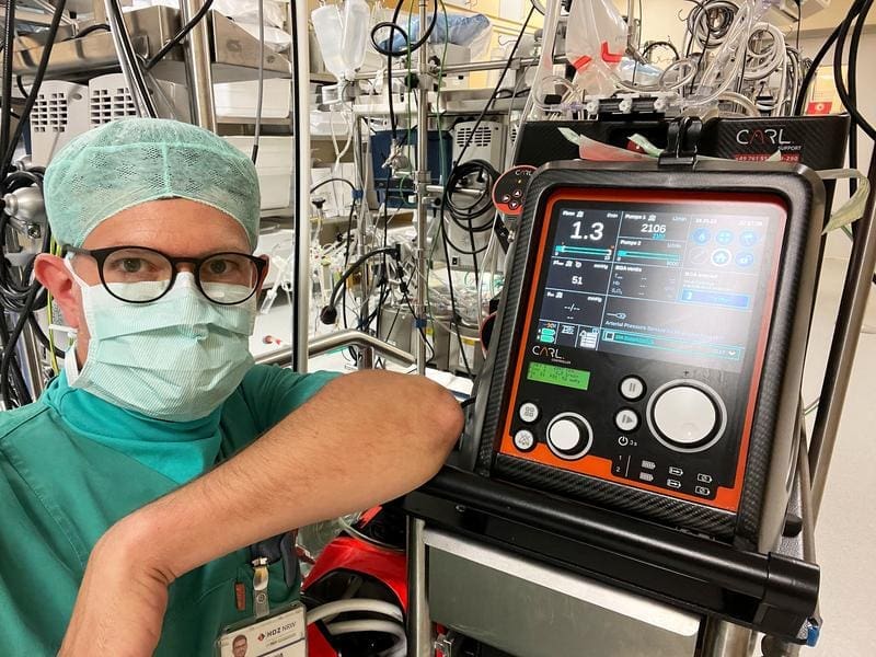 Perfusionists like Christian Klüß control the heart-lung machine and monitor important vital parameters in the operating room | Source: (Photo: Christian Klüß, HDZ NRW) | Copyright: HDZ NRW
