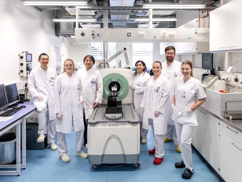 Prof. Dr. Takahiro Higuchi (3rd from left) and his research group at the DZHI Würzburg. | Source: Katrin Heyer | Copyright: FM 