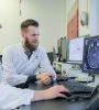 PD Dr. Jannik Prasuhn (re.) und Norman Griebner werten innovative MRT-Sequenzen aus, die biologisch-spezifische Veränderungen im Gehirn von Patientinnen und Patienten mit Parkinson-Krankheit sichtbar machen. | Copyright: UKSH