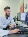 PD Dr. Jannik Prasuhn (re.) und Norman Griebner werten innovative MRT-Sequenzen aus, die biologisch-spezifische Veränderungen im Gehirn von Patientinnen und Patienten mit Parkinson-Krankheit sichtbar machen. | Copyright: UKSH