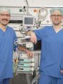 Ökologischen Fußabdruck der Anästhesie senken: (v. li.) Dr. Pascal Siegert und Dr. Florian Windler forschen zu Strategie gegen erhöhten Propofol-Abfall im OP. | Quelle: R. Müller | Copyright: Universitätsklinikum Bonn